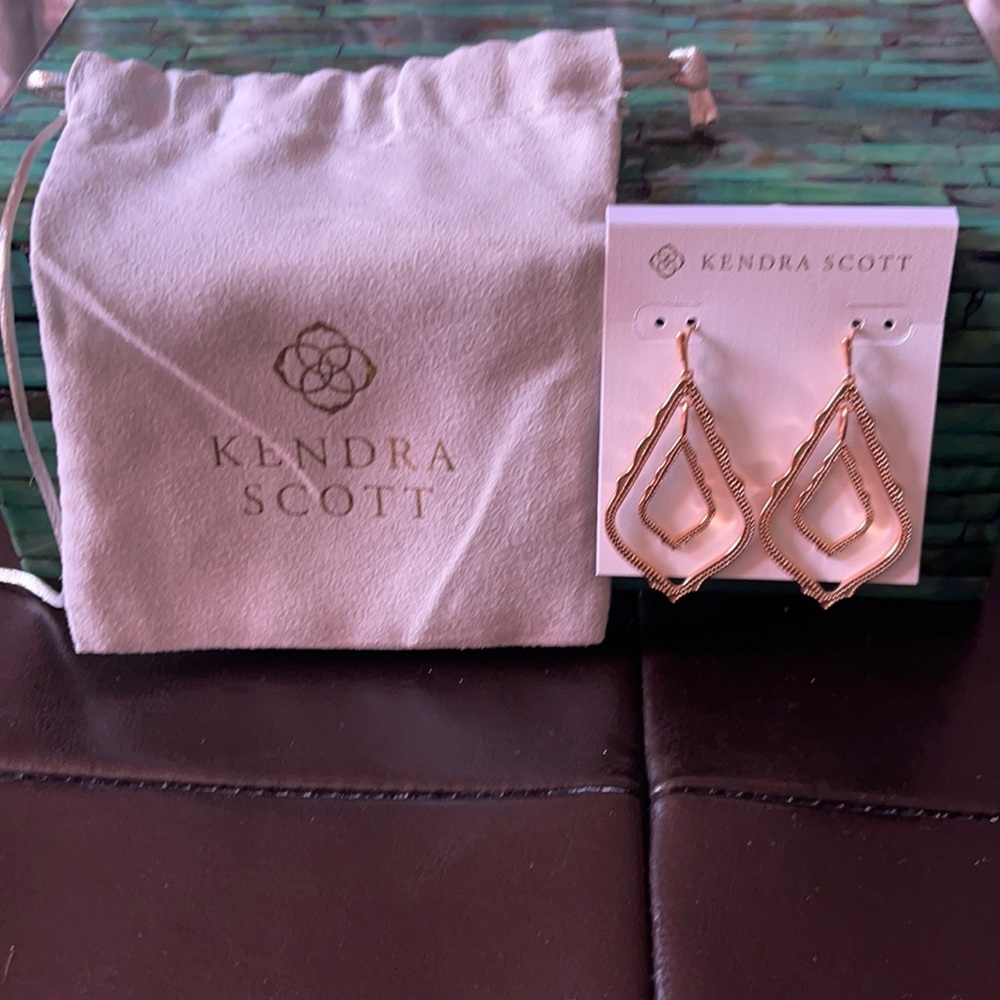 NWT Kendra Scott earrings